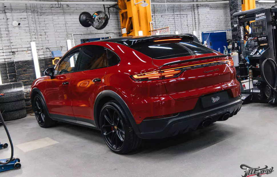 Правка диска и фирменный шиномонтаж на стендах Hunter для Porsche Cayenne GTS